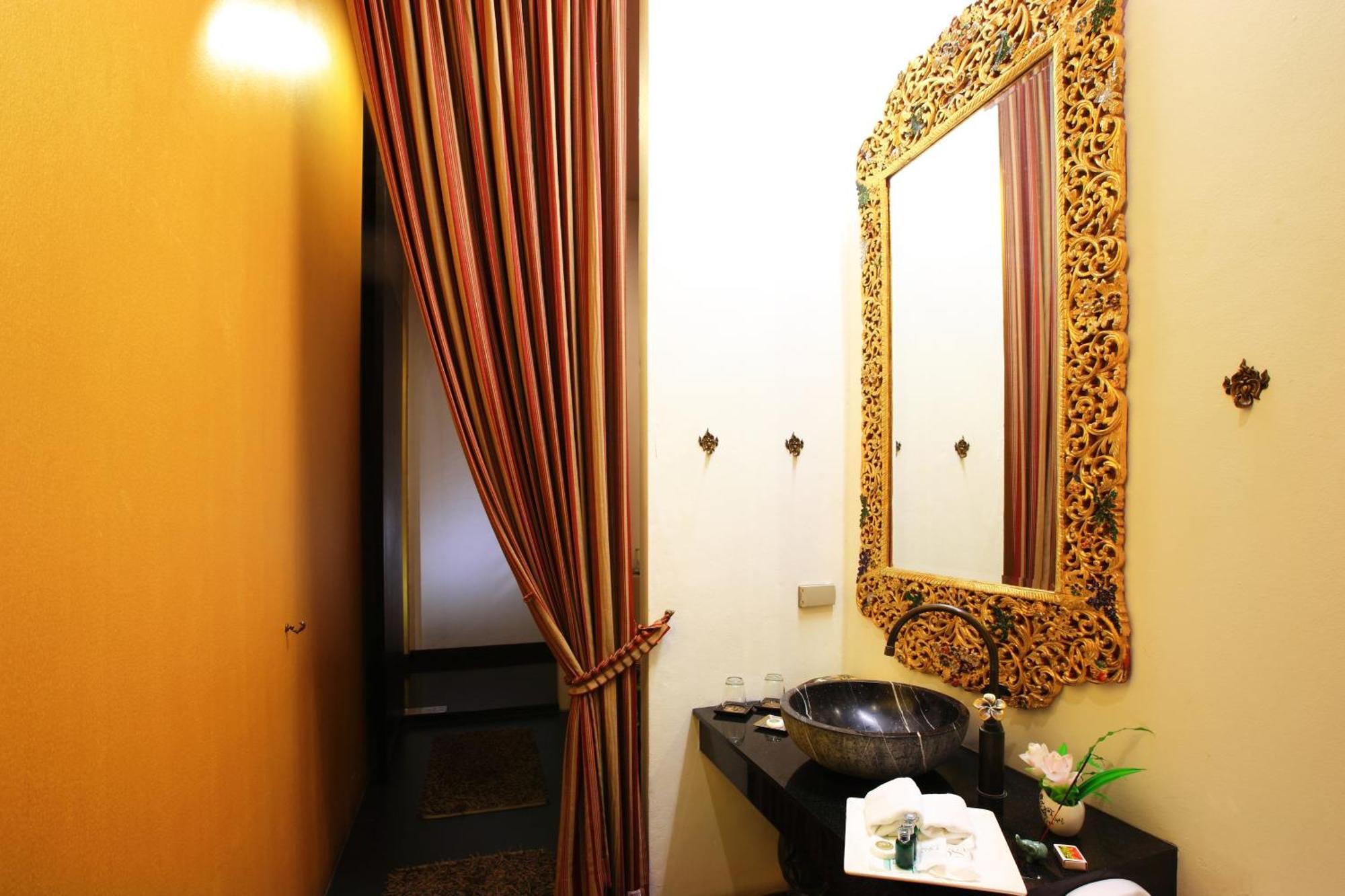 פרה נאקון סי איוטאיה Iudia Hotel מראה חיצוני תמונה